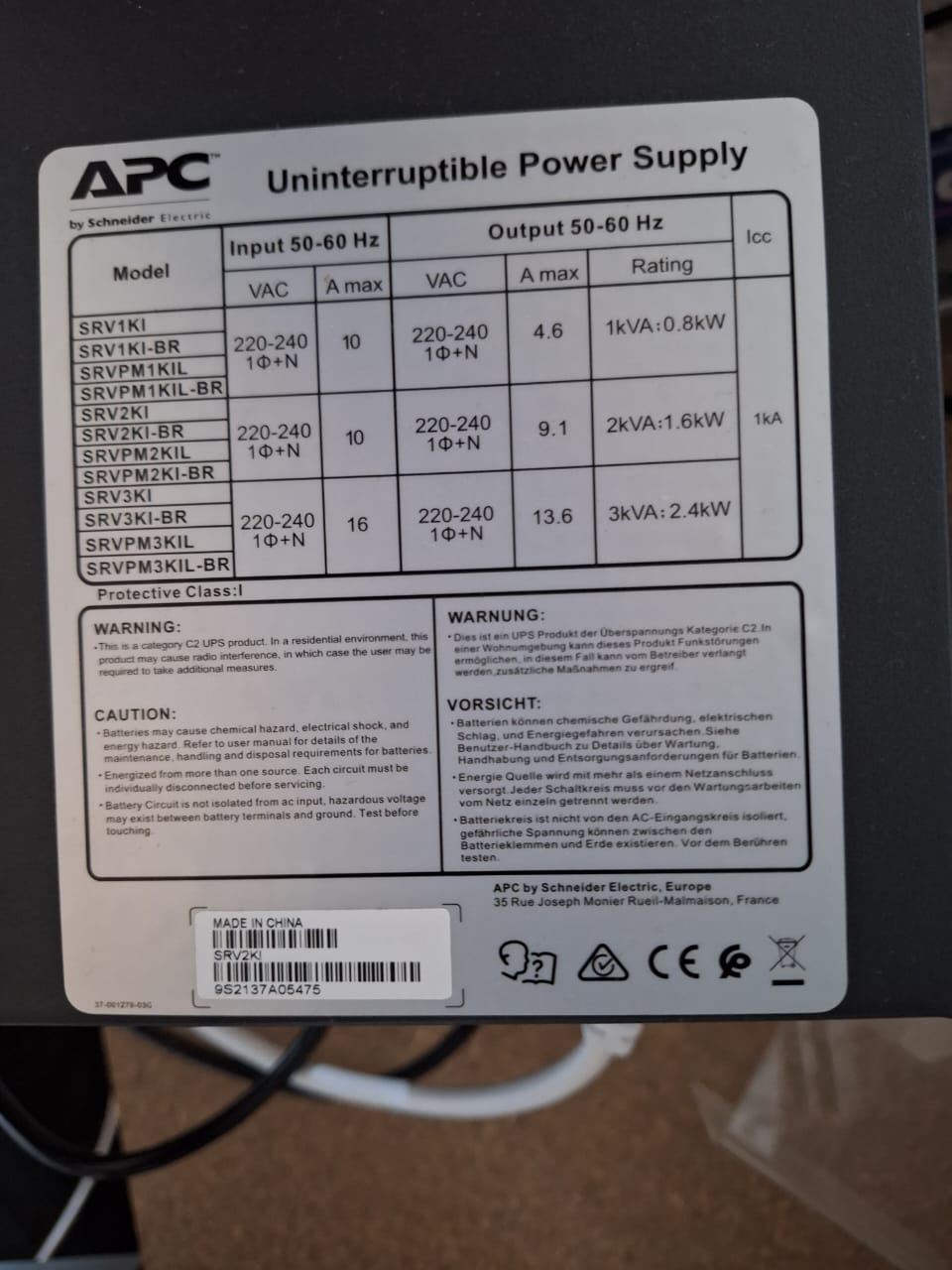 APC SRV2KI — connectique arrière IEC C13/C19